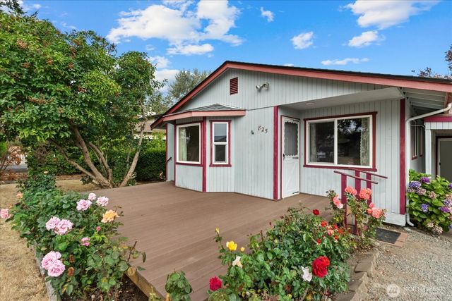 825 Livingston Bay Shore Drive, Camano Island, WA 98282
