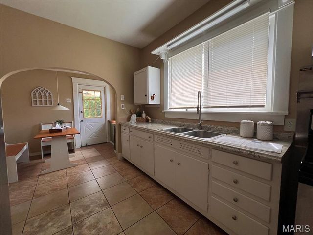 607 Milton Road, Alton, IL 62002