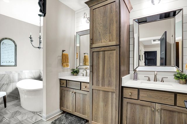 1246 Meadowbrook Lane, Franklin, IN 46131