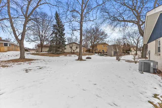 12940 W Wilbur DRIVE, New Berlin, WI 53151