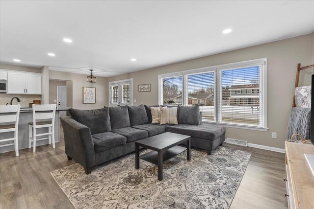 12940 W Wilbur DRIVE, New Berlin, WI 53151