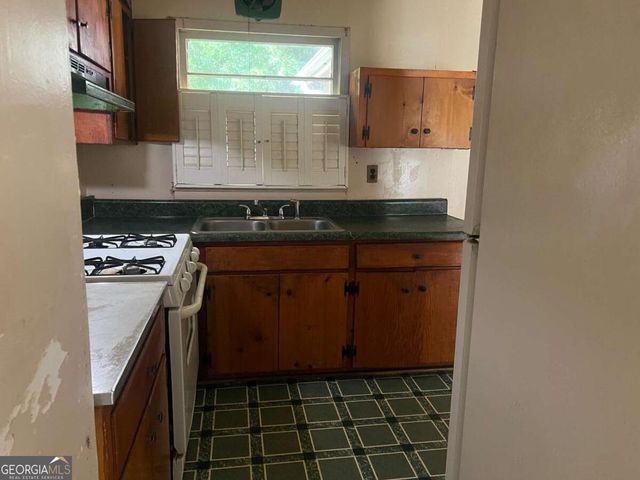 2593 Santa Barbara Drive NW, Atlanta, GA 30318
