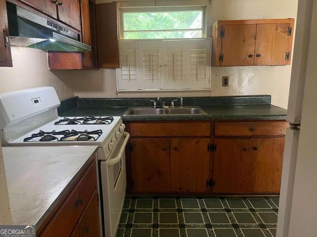 2593 Santa Barbara Drive NW, Atlanta, GA 30318
