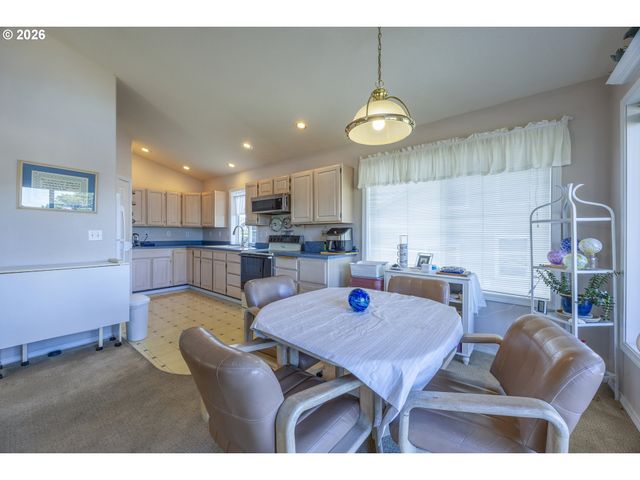 1708 Nw 38TH St, Lincoln City, OR 97367