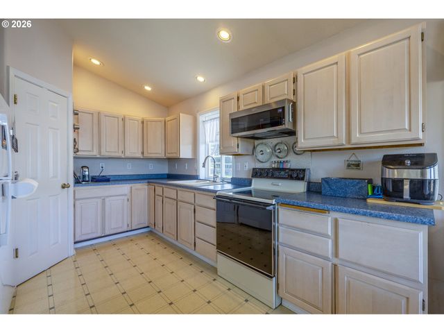 1708 Nw 38TH St, Lincoln City, OR 97367