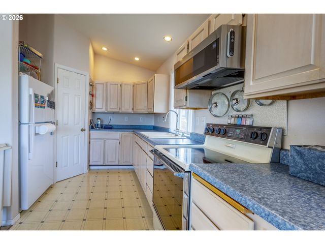 1708 Nw 38TH St, Lincoln City, OR 97367