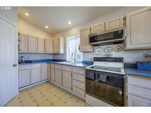 1708 Nw 38TH St, Lincoln City, OR 97367