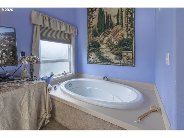 1708 Nw 38TH St, Lincoln City, OR 97367