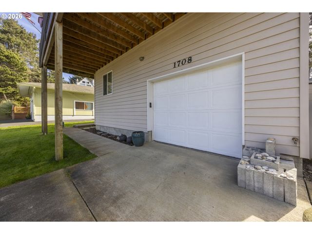 1708 Nw 38TH St, Lincoln City, OR 97367