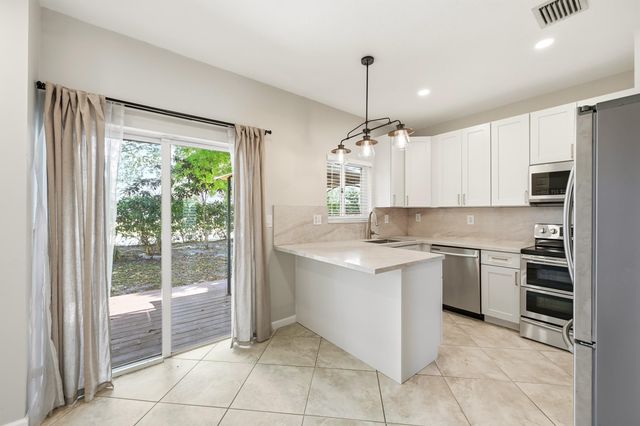 8464 Lagos De Campo Boulevard 8464, Tamarac, FL 33321