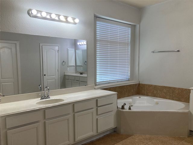 2744 Ferdinand, Grand Prairie, TX 75054