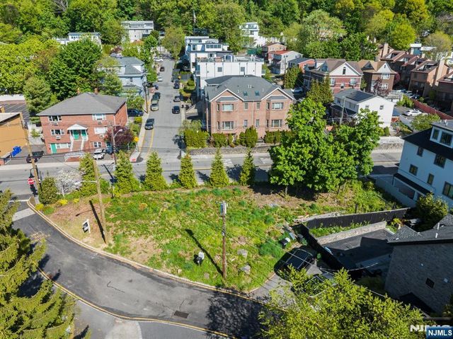 5 Vista Lane, Edgewater, NJ 07020