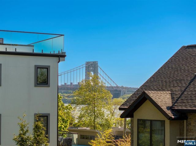 5 Vista Lane, Edgewater, NJ 07020