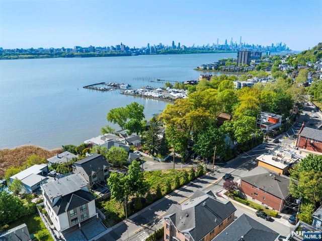 5 Vista Lane, Edgewater, NJ 07020