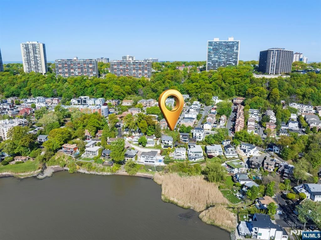 5 Vista Lane, Edgewater, NJ 07020