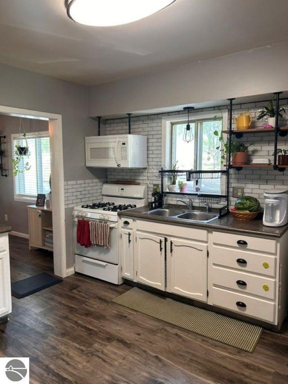 Image 12 of property listing at 108 Grove Avenue, Alma, MI 48801