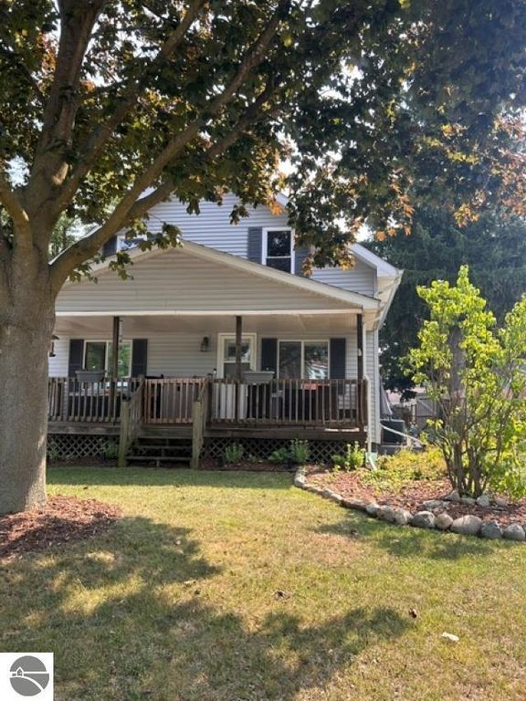 Image 2 of property listing at 108 Grove Avenue, Alma, MI 48801