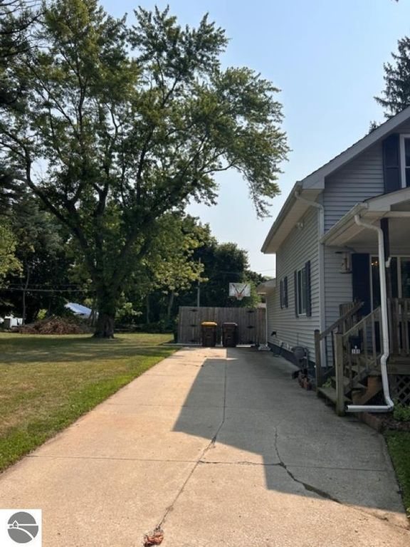 Image 3 of property listing at 108 Grove Avenue, Alma, MI 48801