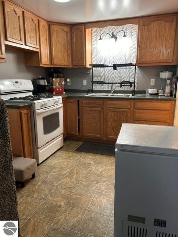 Image 38 of property listing at 108 Grove Avenue, Alma, MI 48801