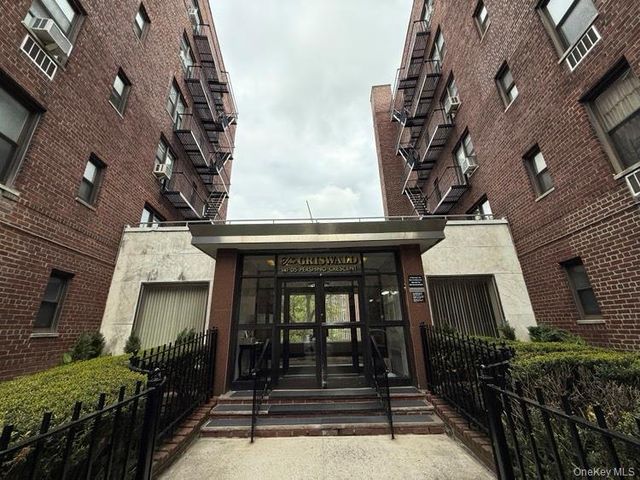 141-05 Pershing Crescent B7, Briarwood, NY 11435