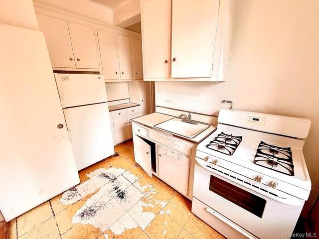 141-05 Pershing Crescent B7, Briarwood, NY 11435