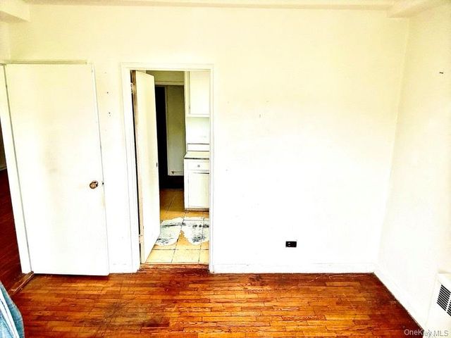141-05 Pershing Crescent B7, Briarwood, NY 11435