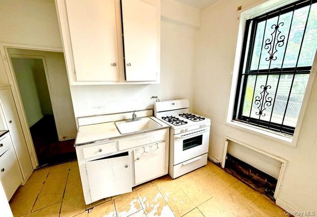 141-05 Pershing Crescent B7, Briarwood, NY 11435