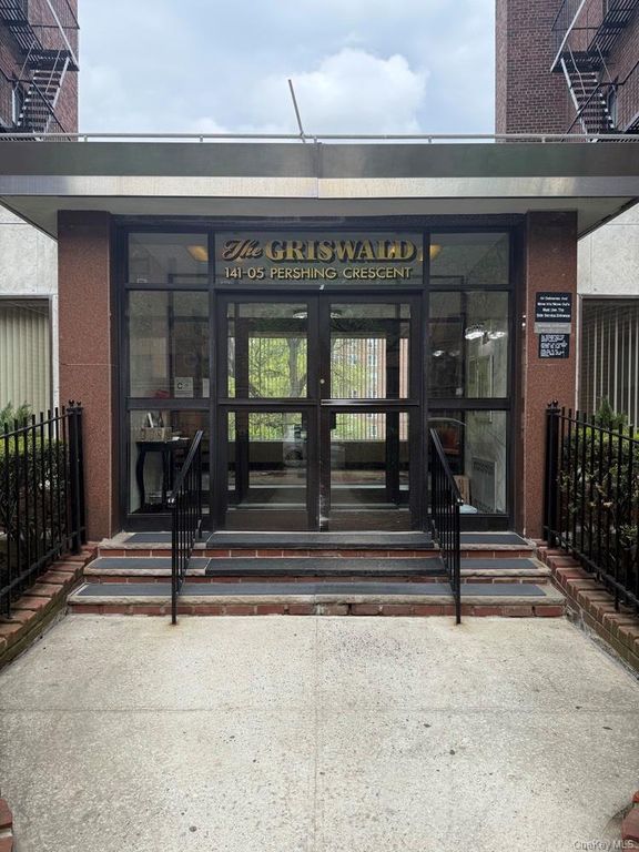 141-05 Pershing Crescent B7, Briarwood, NY 11435