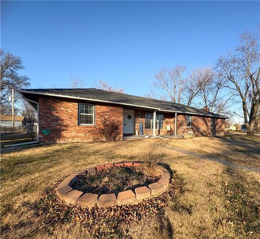 818 Sycamore Street, Lacygne, KS 66040