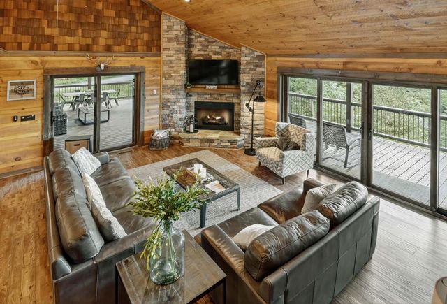 6 Pontoosuc Drive, Mineral Bluff, GA 30559