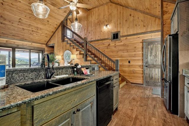 6 Pontoosuc Drive, Mineral Bluff, GA 30559