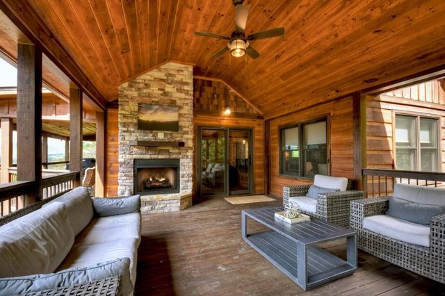 6 Pontoosuc Drive, Mineral Bluff, GA 30559