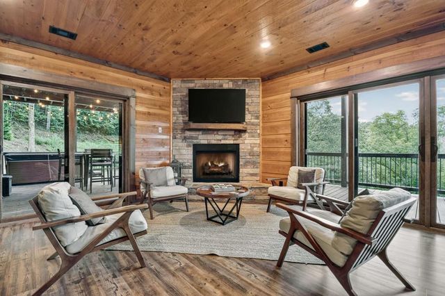 6 Pontoosuc Drive, Mineral Bluff, GA 30559