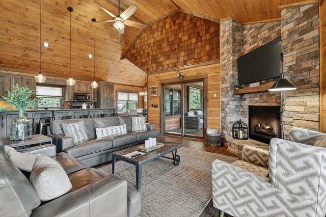 6 Pontoosuc Drive, Mineral Bluff, GA 30559