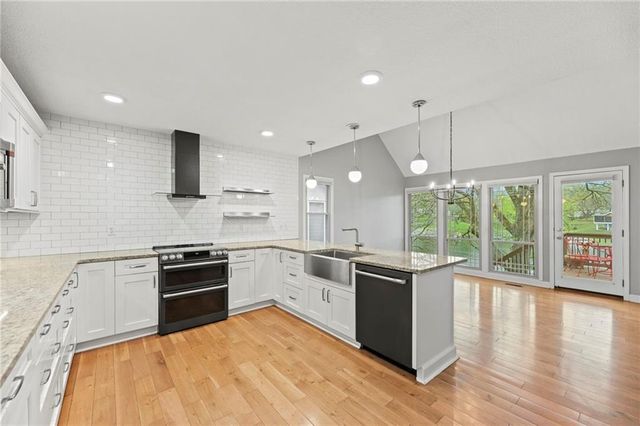 551 NW North Shore Drive, Lake Waukomis, MO 64151