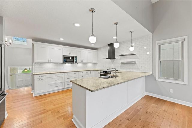 551 NW North Shore Drive, Lake Waukomis, MO 64151