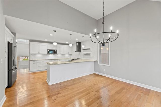 551 NW North Shore Drive, Lake Waukomis, MO 64151