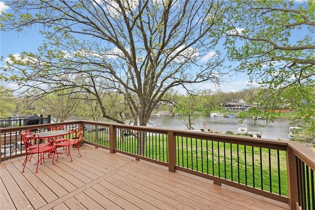 551 NW North Shore Drive, Lake Waukomis, MO 64151