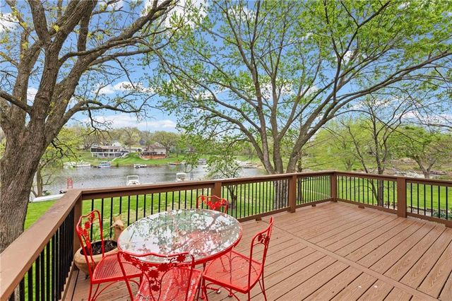 551 NW North Shore Drive, Lake Waukomis, MO 64151