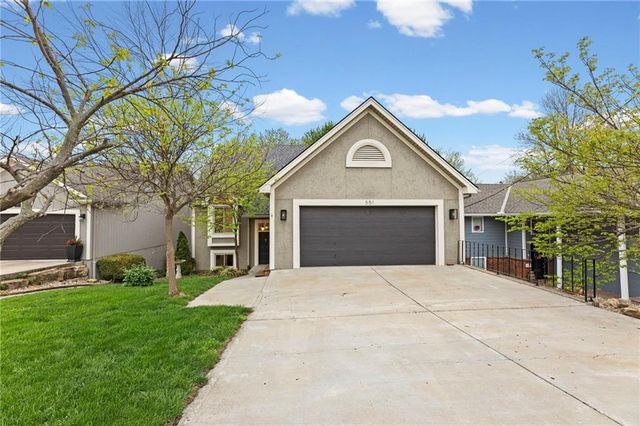 551 NW North Shore Drive, Lake Waukomis, MO 64151
