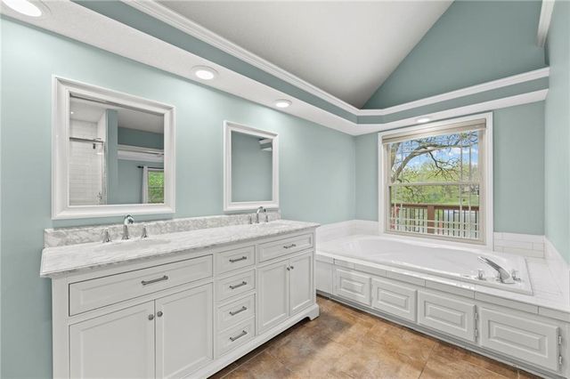 551 NW North Shore Drive, Lake Waukomis, MO 64151