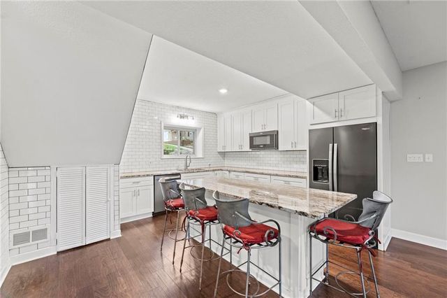 551 NW North Shore Drive, Lake Waukomis, MO 64151
