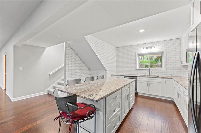 551 NW North Shore Drive, Lake Waukomis, MO 64151