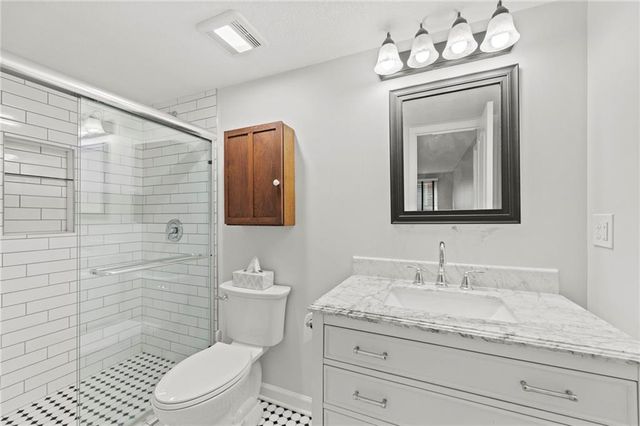 551 NW North Shore Drive, Lake Waukomis, MO 64151