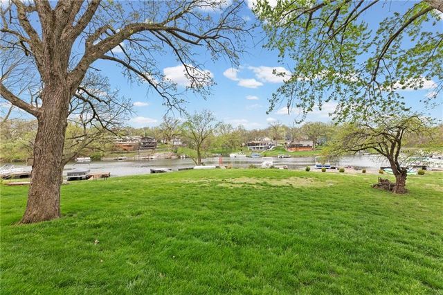 551 NW North Shore Drive, Lake Waukomis, MO 64151