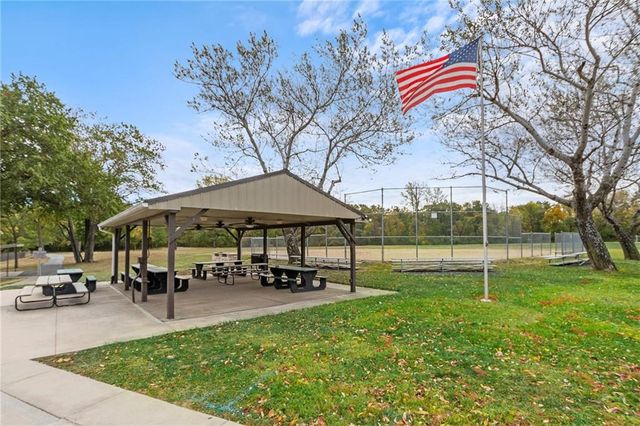 551 NW North Shore Drive, Lake Waukomis, MO 64151