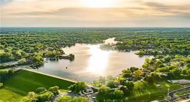 551 NW North Shore Drive, Lake Waukomis, MO 64151