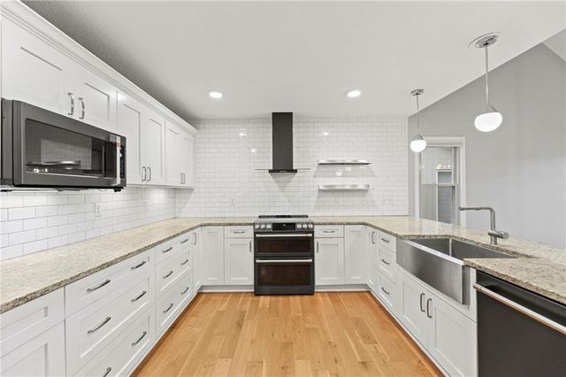 551 NW North Shore Drive, Lake Waukomis, MO 64151