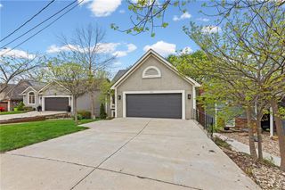 551 NW North Shore Drive, Lake Waukomis, MO 64151