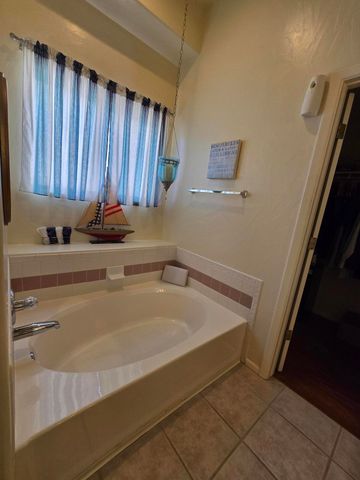 4423 Mountvale Avenue NW, Albuquerque, NM 87114